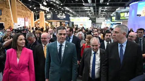 El presidente del Gobierno, Pedro Sánchez, acompañado por Reyes Maroto y Jordi Hereu en Fitur. El presidente del Gobierno, Pedro Sánchez, acompañado por Reyes Maroto y Jordi Hereu en Fitur.