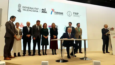 Benidorm firma su compromiso para asumir la competencia de inspeccionar y multar pisos turísticos ilegales en su territorio Benidorm firma su compromiso para asumir la competencia de inspeccionar y multar pisos turísticos ilegales en su territorio