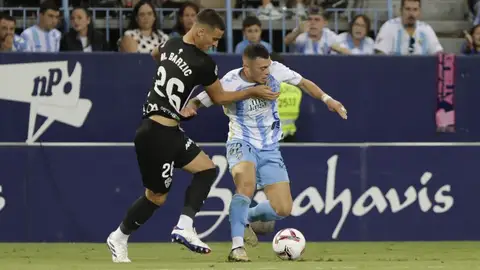 Mati Barzic, en una jugada en La Rosaleda. Mati Barzic, en una jugada en La Rosaleda.
