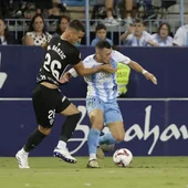 Mati Barzic, en una jugada en La Rosaleda. Mati Barzic, en una jugada en La Rosaleda.
