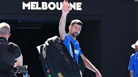 Djokovic abandona tras perder un largo primer set ante Zverev Djokovic abandona tras perder un largo primer set ante Zverev