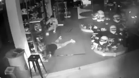 Unos ladrones entran en una tienda especializada en artículos para motoristas y se llevan material valorado en 300.000 euros Imagen del video de seguridad de Motocard Alcalá durante el robo a la tienda