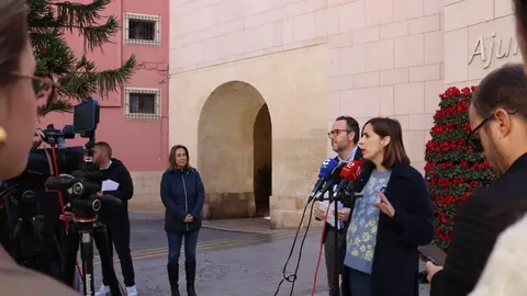 Esther Díez (Compromís per Elx) y Héctor Díez (PSOE) en la comparecencia pública realizada este viernes. Esther Díez (Compromís per Elx) y Héctor Díez (PSOE) en la comparecencia pública realizada este viernes.