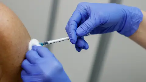 Una persona recibe una vacuna en una imagen de archivo. Una persona recibe una vacuna en una imagen de archivo.