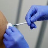 Una persona recibe una vacuna en una imagen de archivo. 