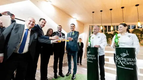Pedro Sánchez toma un culín de sidra en stand de Asturias en Fitur Pedro Sánchez toma un culín de sidra en stand de Asturias en Fitur