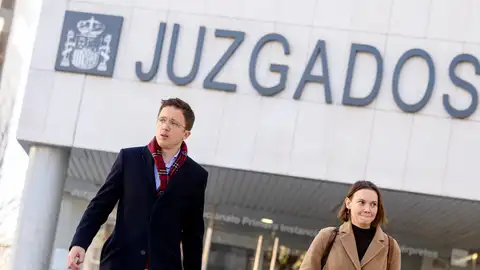 El exdiputado de Sumar y cofundador de Podemos Íñigo Errejón sale de los juzgados de Plaza de Castilla. El exdiputado de Sumar y cofundador de Podemos Íñigo Errejón sale de los juzgados de Plaza de Castilla.