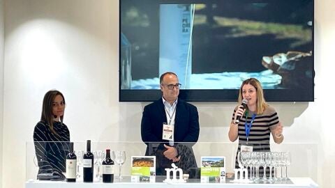 Loren Amat, alcalde de Monóvar, y María Amparo Maestre, en un acto en Fitur 2025. Loren Amat, alcalde de Monóvar, y María Amparo Maestre, en un acto en Fitur 2025.