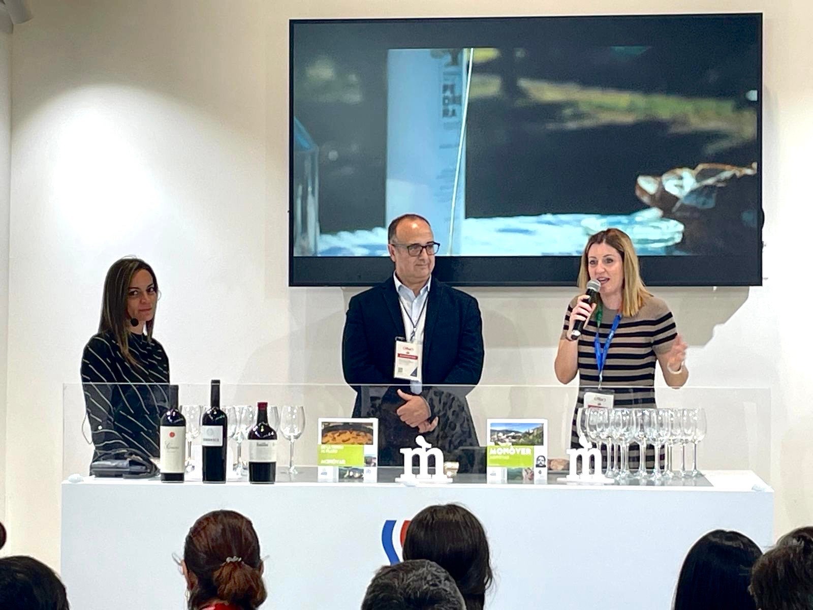 Loren Amat, alcalde de Monóvar, y María Amparo Maestre, en un acto en Fitur 2025. Loren Amat, alcalde de Monóvar, y María Amparo Maestre, en un acto en Fitur 2025.
