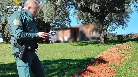 La Guardia Civil investiga a diez personas por su supuesta implicación en delitos urbanísticos en Torre de Santa María La Guardia Civil investiga a diez personas por su supuesta implicación en delitos urbanísticos en Torre de Santa María
