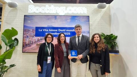 Recogida de premio Destino Tendencia 2025 de La Vila por una plataforma de reservas