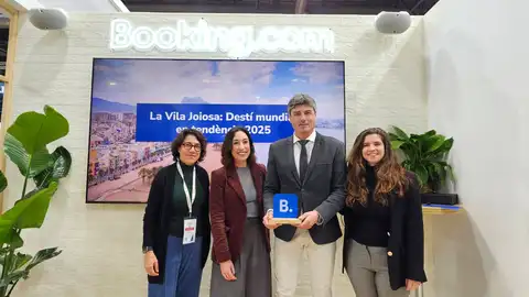 Recogida de premio Destino Tendencia 2025 de La Vila por una plataforma de reservas Recogida de premio Destino Tendencia 2025 de La Vila por una plataforma de reservas