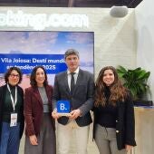Recogida de premio Destino Tendencia 2025 de La Vila por una plataforma de reservas