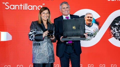 Mar&iacute;a Jos&eacute; S&aacute;enz de Buruaga junto a Carlos Alonso 'Santillana'
