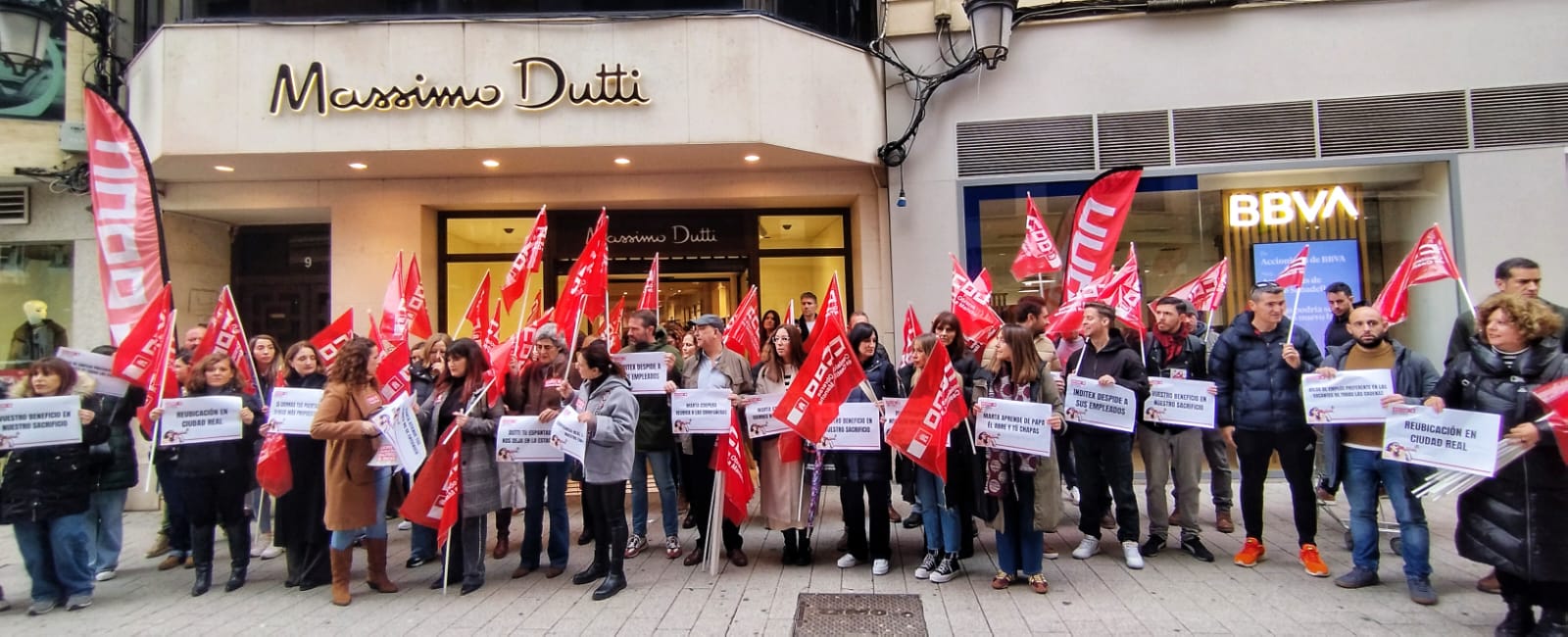 Las trabajadoras de Massimo Dutti protestan contra el cierre de la tienda de Ciudad Real Las trabajadoras de Massimo Dutti protestan contra el cierre de la tienda de Ciudad Real