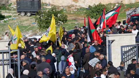 Palestinos esperan en el Centro recreacional de Ramala la llegada de los presos liberados. Palestinos esperan en el Centro recreacional de Ramala la llegada de los presos liberados.