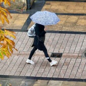 Una persona se refugia de la lluvia en Logroño 