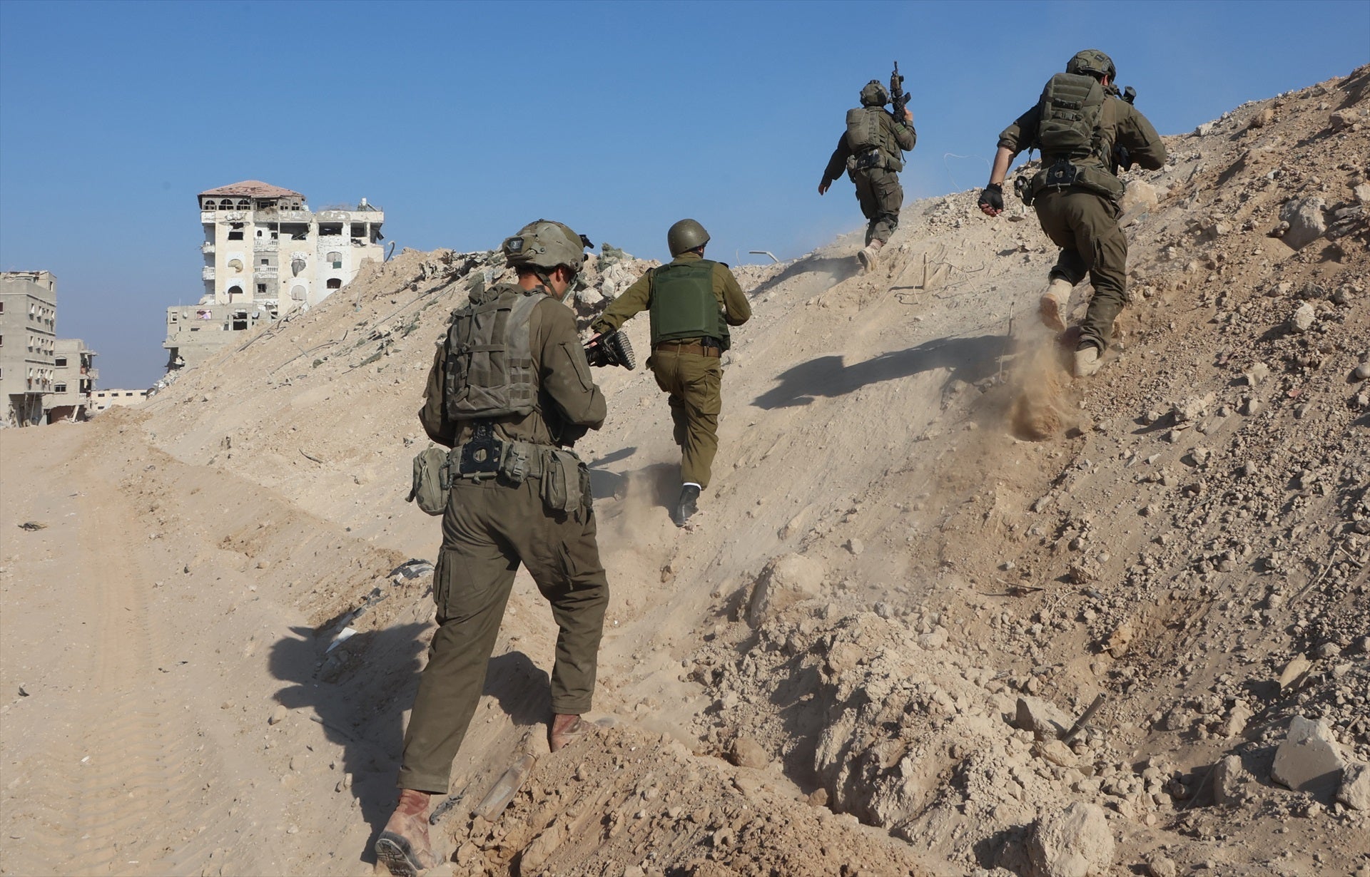 Israel mata a dos policías palestinos en el sur de Gaza, pese al alto el fuego Israel mata a dos policías palestinos en el sur de Gaza, pese al alto el fuego