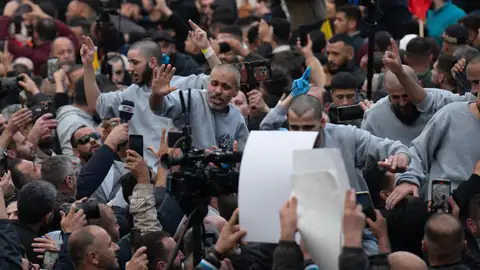 Cientos de personas y familiares reciben al centenar de presos palestinos que han sido liberados por Israel en Cisjordania Cientos de personas y familiares reciben al centenar de presos palestinos que han sido liberados por Israel en Cisjordania