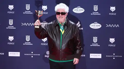 Pedro Almodóvar posa con el Premio Feroz a Mejor Dirección por 'La habitación de al lado' Pedro Almodóvar posa con el Premio Feroz a Mejor Dirección por 'La habitación de al lado'
