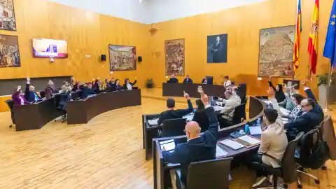 Pleno bronco en Benidorm para aprobar la comisión del 700 Aniversari, facturas extrajudiciales, y ayudas para un proyecto de digitalización del agua Pleno bronco en Benidorm para aprobar la comisión del 700 Aniversari, facturas extrajudiciales, y ayudas para un proyecto de digitalización del agua