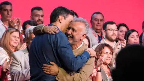 El presidente de España, Pedro Sánchez (i), abraza al al ministro de Política Territorial y Memoria Democrática y secretario general del PSOE de Canarias, Ángel Víctor Torres (d), este domingo durante el 15º Congreso del PSOE de Canarias, celebrado en el Espacio Magma en Adeje (Tenerife) El presidente de España, Pedro Sánchez (i), abraza al al ministro de Política Territorial y Memoria Democrática y secretario general del PSOE de Canarias, Ángel Víctor Torres (d), este domingo durante el 15º Congreso del PSOE de Canarias, celebrado en el Espacio Magma en Adeje (Tenerife)