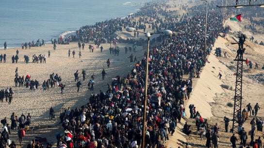 Imagen de miles de palestinos que tratan de regresar a la Franja de Gaza tras el alto el fuego.