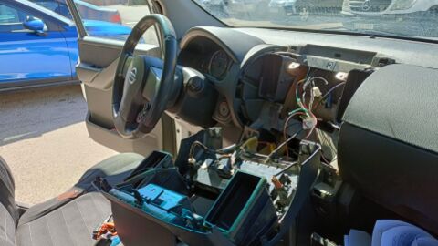 Coche vandalizado en el barrio de Espartales Sur de Alcal&aacute; de Henares