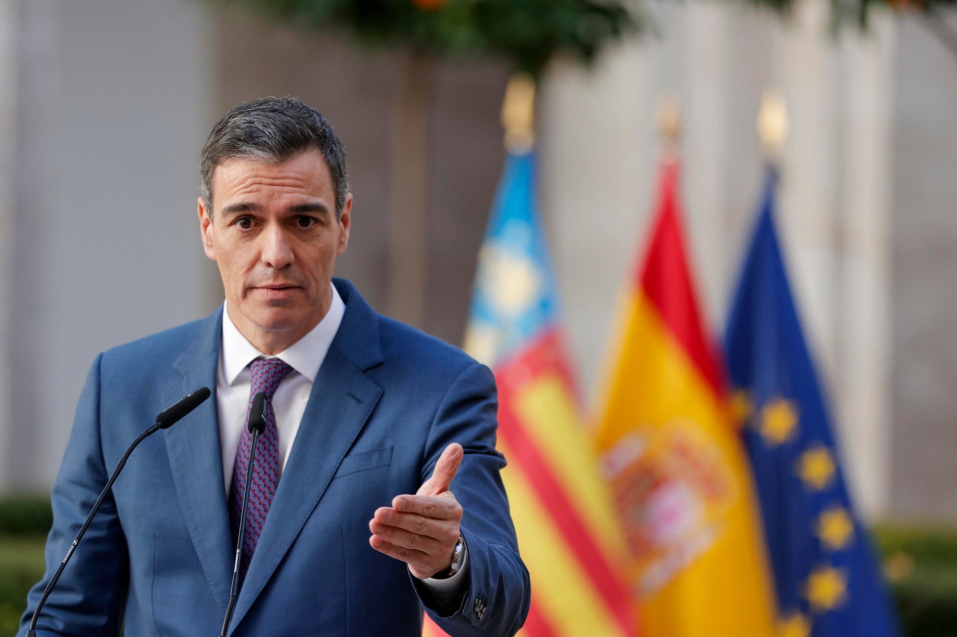 La enésima amenaza de Junts paraliza a Sánchez mientras el Gobierno busca fórmulas para volver a intentar un 'decreto ómnibus' La enésima amenaza de Junts paraliza a Sánchez mientras el Gobierno busca fórmulas para volver a intentar un 'decreto ómnibus'