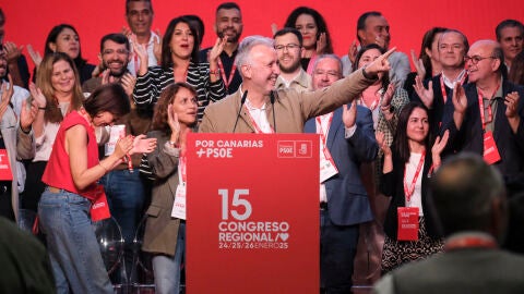  El ministro de Pol&iacute;tica Territorial y Memoria Democr&aacute;tica y secretario general del PSOE de Canarias, &Aacute;ngel V&iacute;ctor Torres (c), interviene este domingo en el 15&ordm; Congreso del PSOE de Canarias, celebrado en el Espacio Magma en Adeje (Tenerife)