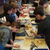 Uno de los talleres de cocina enmarcados en los clubes de infancia municipales de Canet d'en Berenguer