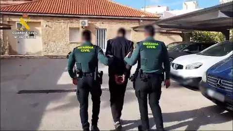 Agentes de la Guardia Civil con uno de los detenidos. Agentes de la Guardia Civil con uno de los detenidos.