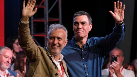 El presidente de España, Pedro Sánchez (d), y el ministro de Política Territorial y Memoria Democrática y secretario general del PSOE de Canarias, Ángel Víctor Torres (i), este domingo durante el 15º Congreso del PSOE de Canarias, celebrado en el Espacio Magma en Adeje (Tenerife)