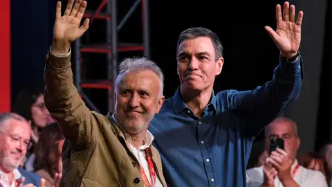 El presidente de España, Pedro Sánchez (d), y el ministro de Política Territorial y Memoria Democrática y secretario general del PSOE de Canarias, Ángel Víctor Torres (i), este domingo durante el 15º Congreso del PSOE de Canarias, celebrado en el Espacio Magma en Adeje (Tenerife) El presidente de España, Pedro Sánchez (d), y el ministro de Política Territorial y Memoria Democrática y secretario general del PSOE de Canarias, Ángel Víctor Torres (i), este domingo durante el 15º Congreso del PSOE de Canarias, celebrado en el Espacio Magma en Adeje (Tenerife)