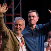 El presidente de España, Pedro Sánchez (d), y el ministro de Política Territorial y Memoria Democrática y secretario general del PSOE de Canarias, Ángel Víctor Torres (i), este domingo durante el 15º Congreso del PSOE de Canarias, celebrado en el Espacio Magma en Adeje (Tenerife)