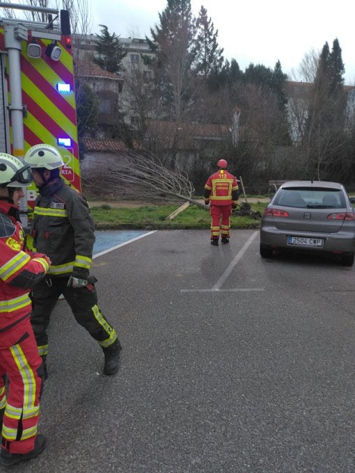 El 112 recibe este domingo 237 llamadas por incidencias relacionadas con el fuerte viento que azota Cantabria El 112 recibe este domingo 237 llamadas por incidencias relacionadas con el fuerte viento que azota Cantabria