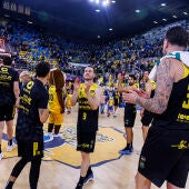 Jugadores de La Laguna Tenerife celebran la victoria en el derbi 