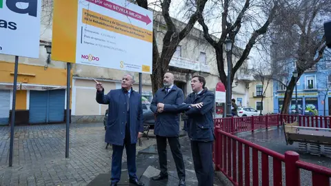 El alcalde José Luis Sanz en la plaza del Pumarejo junto al delegado de urbanismo Juan de la Rosa (dcha) y el gerente de urbanismo Fernando Vázquez (centro) El alcalde José Luis Sanz en la plaza del Pumarejo junto al delegado de urbanismo Juan de la Rosa (dcha) y el gerente de urbanismo Fernando Vázquez (centro)