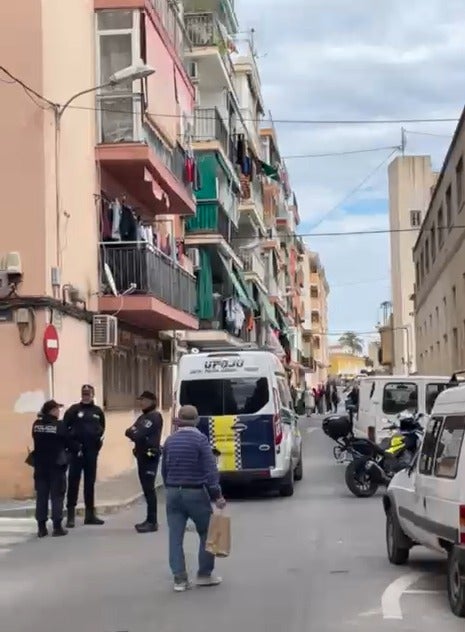 Mantienen desalojadas a cinco familias de Villajoyosa por riesgo de colapso del edificio, que no se descarta demoler, e inspeccionan los anexos Mantienen desalojadas a cinco familias de Villajoyosa por riesgo de colapso del edificio, que no se descarta demoler, e inspeccionan los anexos