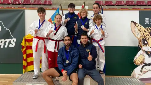 Dos oros, cuatro platas y un bronce y para el equipo de taekwondo l’Alfàs en el Jocs Esportius y Liga Autonómica Dos oros, cuatro platas y un bronce y para el equipo de taekwondo l’Alfàs en el Jocs Esportius y Liga Autonómica