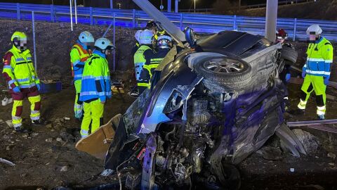 Bomberos y SUMMA 112 junto a un veh&iacute;culo accidentado