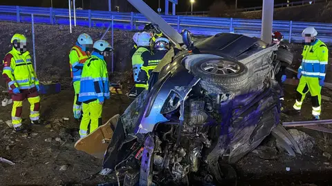 Fallece una joven de 15 años en un accidente de tráfico en la A2 a la altura de Alcalá de Henares Bomberos y SUMMA 112 junto a un vehículo accidentado