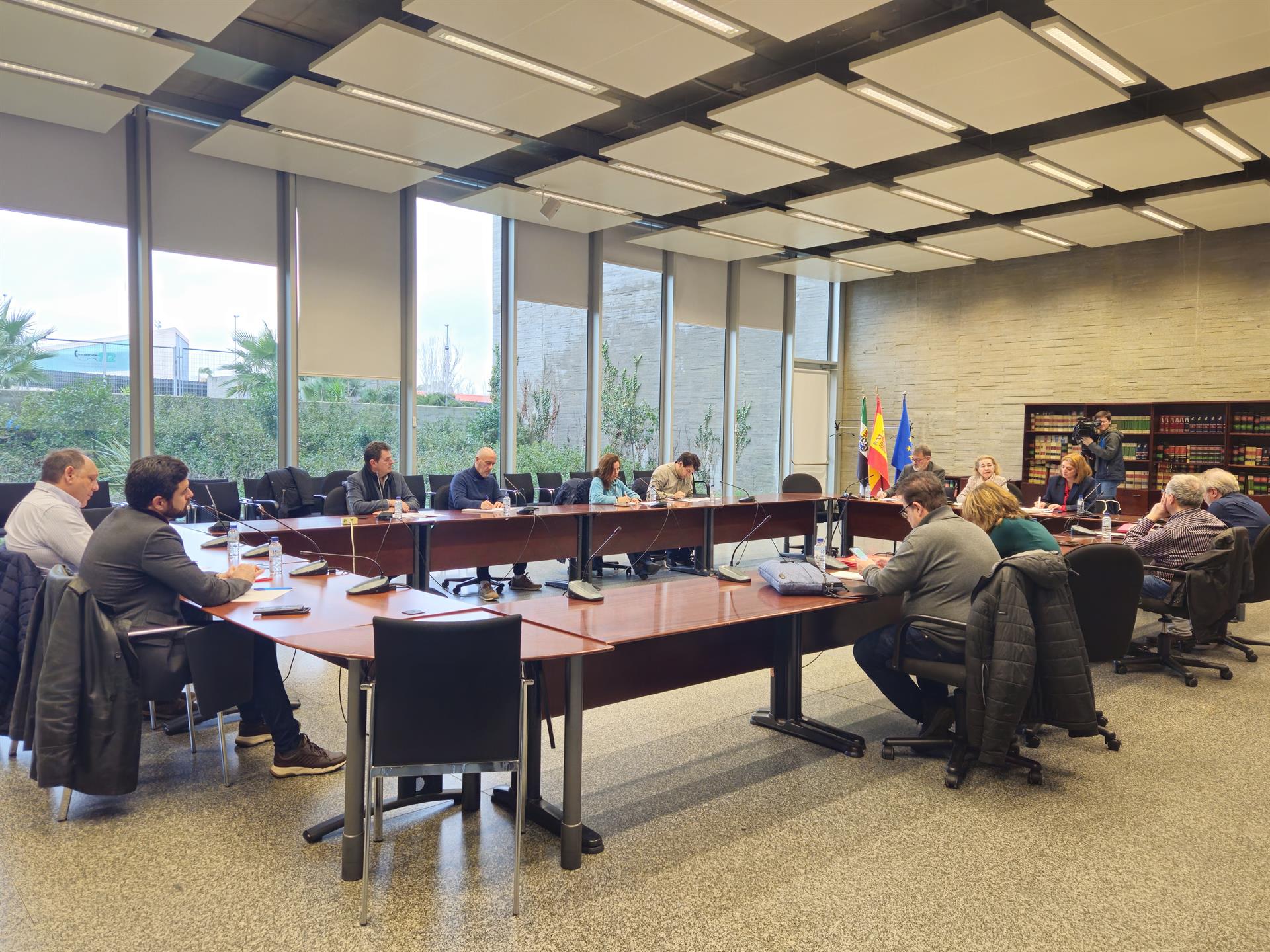 La Junta apuesta por la homologación salarial de docentes y los sindicatos tachan de "insuficiente" la propuesta inicial La Junta apuesta por la homologación salarial de docentes y los sindicatos tachan de "insuficiente" la propuesta inicial