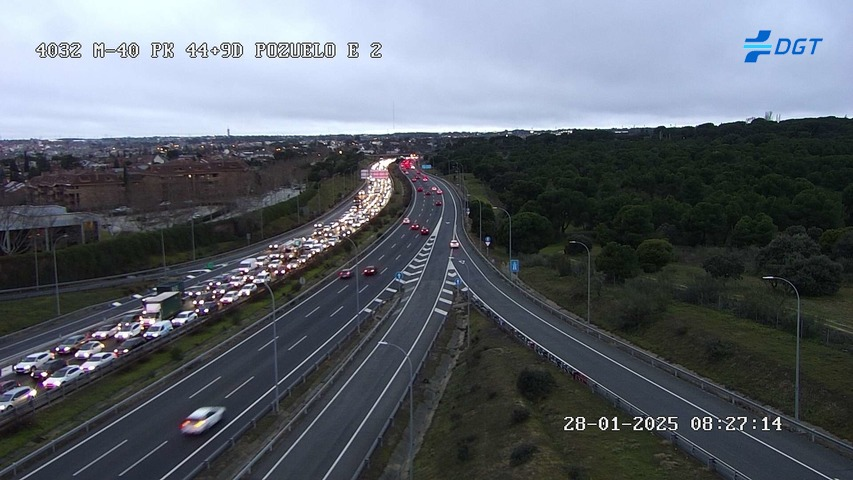 El incendio de un coche en la M40 provoca el colapso de la vía en Madrid con miles de conductores atrapados en plena hora punta El incendio de un coche en la M40 provoca el colapso de la vía en Madrid con miles de conductores atrapados en plena hora punta