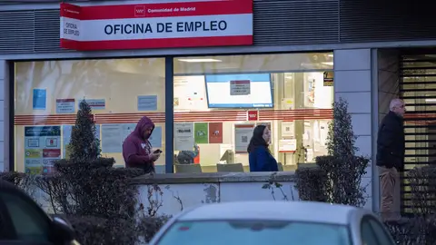 Varias personas en la puerta de una oficina del SEPE. Varias personas en la puerta de una oficina del SEPE.