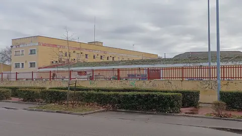 La firma de un convenio permitirá al Grupo de Operaciones Especiales de la Policía Nacional realizar sus entrenamientos en el antiguo Parque de Servicios de Alcalá de Henares Exterior del antiguo Parque de Servicios de Alcalá de Henares