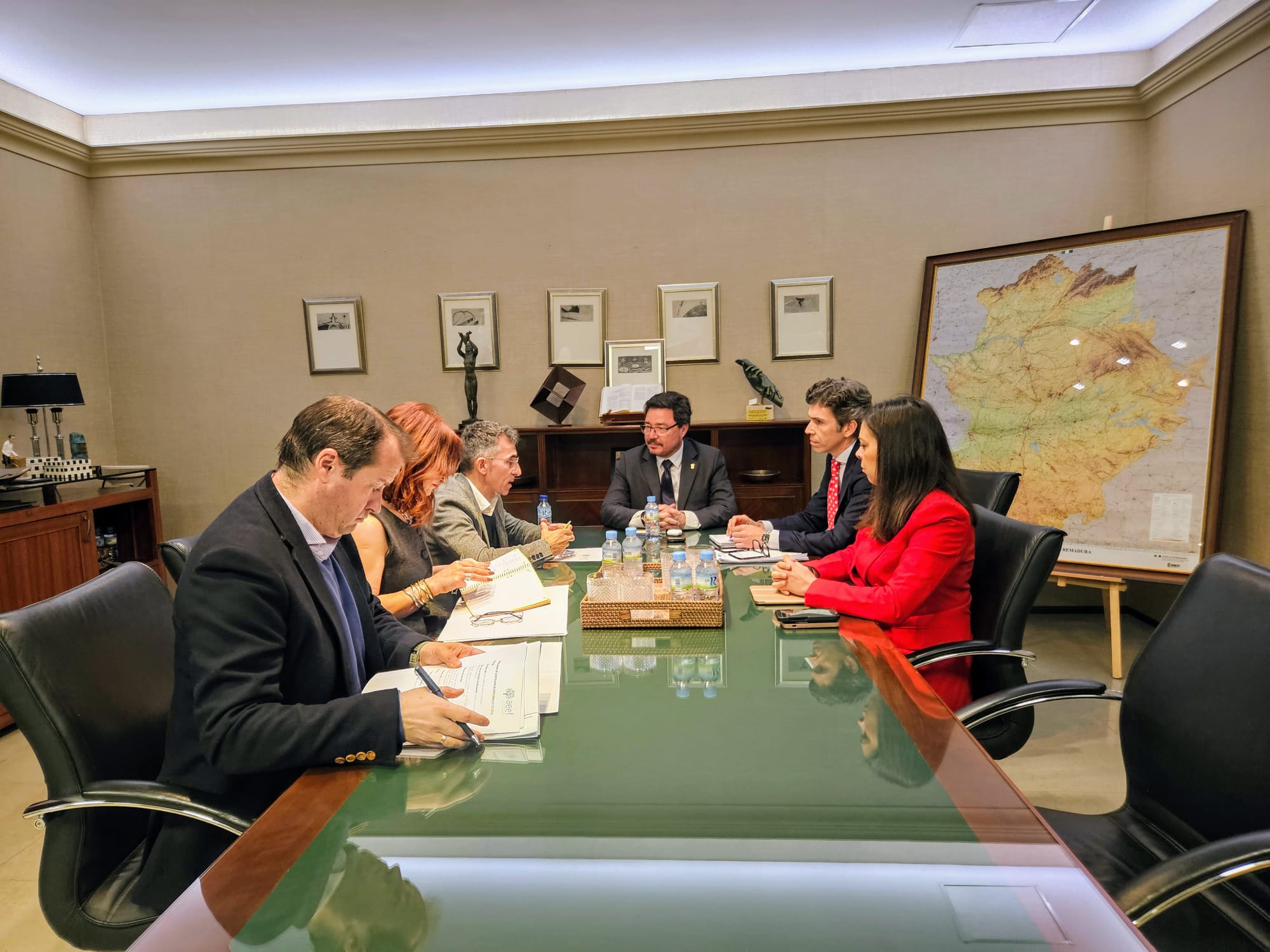 La Junta avanza con la Asociación de Empresa Familiar en el plan de relevo generacional, o la simplificación administrativa La Junta avanza con la Asociación de Empresa Familiar en el plan de relevo generacional, o la simplificación administrativa