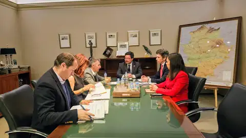 La Junta avanza con la Asociación de Empresa Familiar en el plan de relevo generacional, o la simplificación administrativa La Junta avanza con la Asociación de Empresa Familiar en el plan de relevo generacional, o la simplificación administrativa