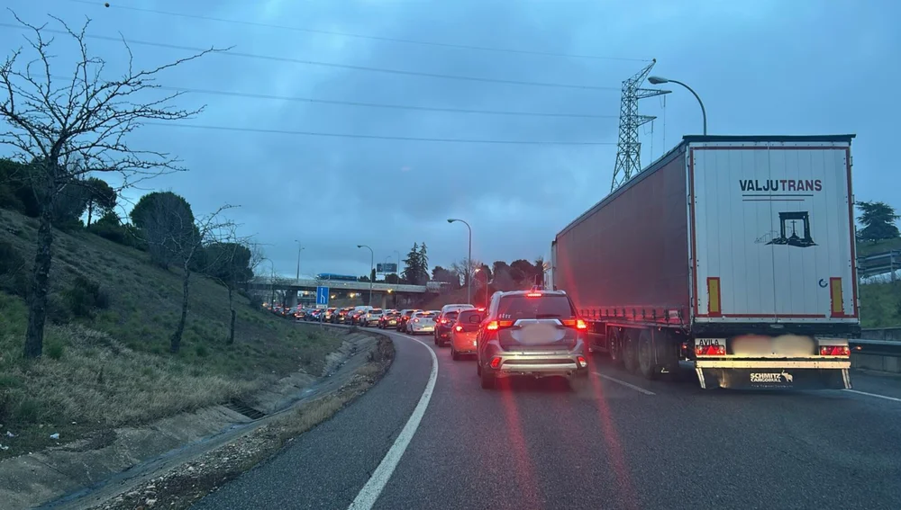 Retención causada por el incendio de un coche en la M-40. Retención causada por el incendio de un coche en la M-40.