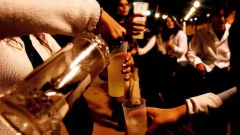 Los jóvenes bebieron menos alcohol durante la pandemia, pero los que tenían problemas con el consumo aumentaron la ingesta Los jóvenes bebieron menos alcohol durante la pandemia, pero los que tenían problemas con el consumo aumentaron la ingesta